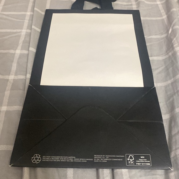 Gucci Gift Paper Board Bag EUC 7’ X 11.’ Classic Black & White. - Picture 2 of 4